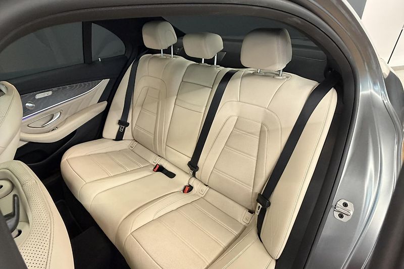 Mercedes-Benz Třídy E (2021) E 63s AMG 4Matic+ V8 Biturbo - fotka 27 z 124
