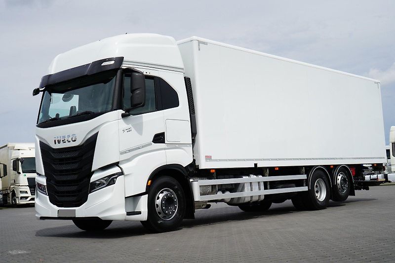 Iveco S-WAY (2023) 420 6x2 skříňová nástavba - fotka 17 z 18