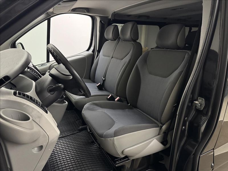 Opel Vivaro 2,5 107kW 9MÍST AC TAŽNÉ 1.MAJ - fotka 19 z 30