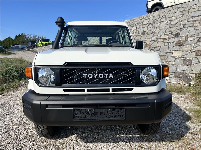 Toyota Land Cruiser MY24  GRJ78 4,0 V6 6A/T LX - fotka 2 z 23