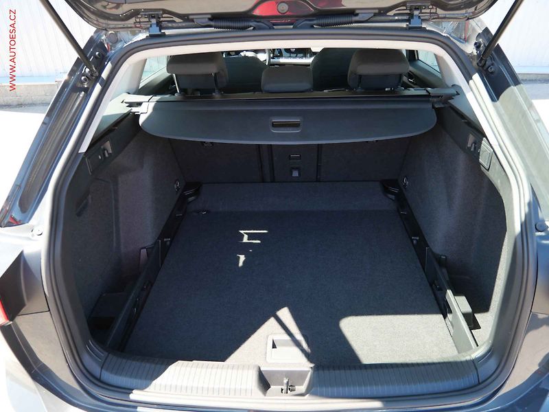 Volkswagen Golf (2023) 1.0 eTSi, ČR, Life, AT, LED - fotka 7 z 31