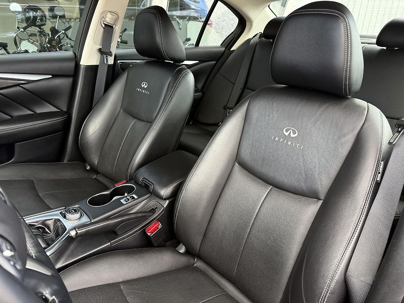 Infiniti Q50 2,2 Diesel 125kW REZERVACE - fotka 19 z 45