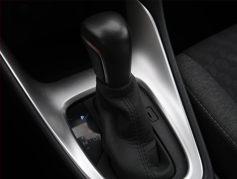 Toyota Yaris (2021) 1.5 VVT-i, Automat, Serv.kniha - fotka 13 z 20