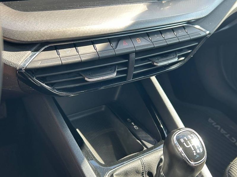 Škoda Octavia Ambition 6MP 2,0TDI - fotka 17 z 23