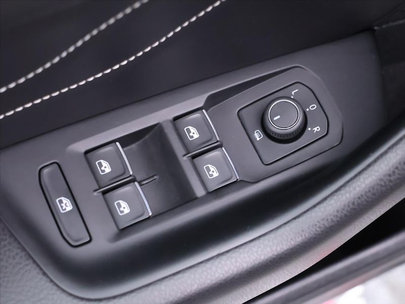 Volkswagen Passat R-line 2,0 TDI 140kW DSG CZ DP - fotka 15 z 32