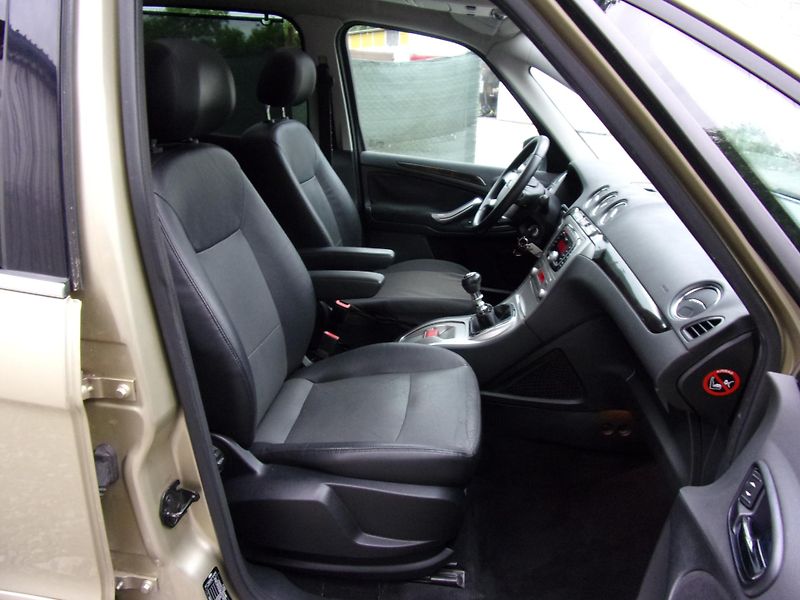 Ford Galaxy (2007) 2.0TDCi 103kW GHIA 7MÍST PANOR - fotka 24 z 25