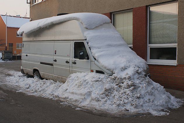 Před jízdou je třeba auto důkladně zbavit sněhové pokrývky., zdroj: Foto: Deník/Karel Rozehnal