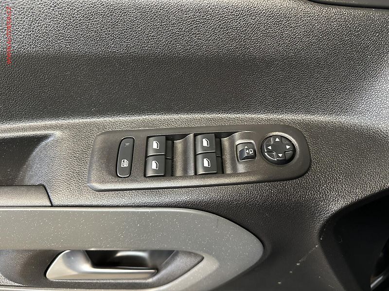 Citroën Berlingo (2020) 1.5HDi MAXi XL 7míst, SHINE - fotka 21 z 22