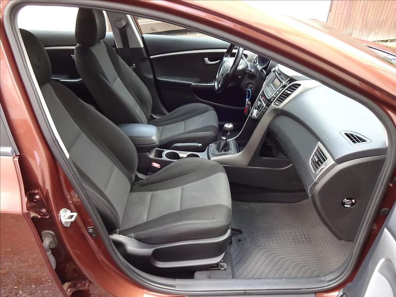 Hyundai i30 1,6i 88kW - fotka 26 z 48