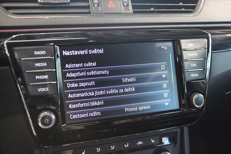 Škoda Superb TDi DSG 4x4 L&K ACC/Canton - fotka 21 z 31