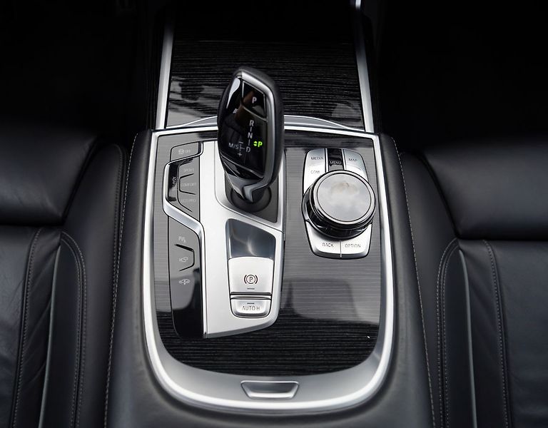 BMW Řada 7 750i xDrive Mpaket/530 PS - fotka 38 z 47