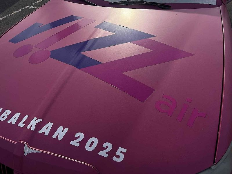 Netradiční limuzína s designem letadla poutá pozornost, 11. dubna 2025 v Ostravě-Porubě.