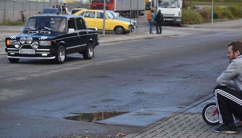Historie na silnici! Fanoušci starých vozů zaplnili centrum Adamova. Na tradiční Doklikované.
