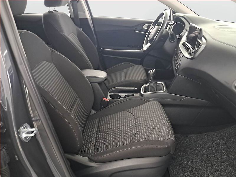 Kia Ceed (2023) Top 1.5 T-GDI, ČR,1.maj - fotka 9 z 17