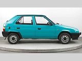 Tady jde přitom už o sběratelský kousek z roku 1993 a s najetými 22 666 kilometry. Původní plechové disky by možná zasloužily omladit, ale tento nedostatek je vyrovnán zachovalou karoserií v původním zelenomodrém laku.