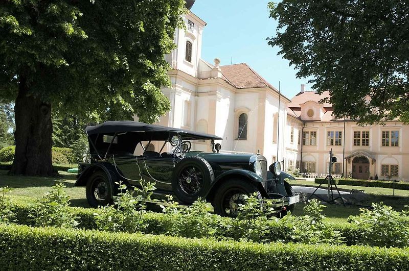 Stará architektura se v Loučni snoubí s krásou starých automobilů