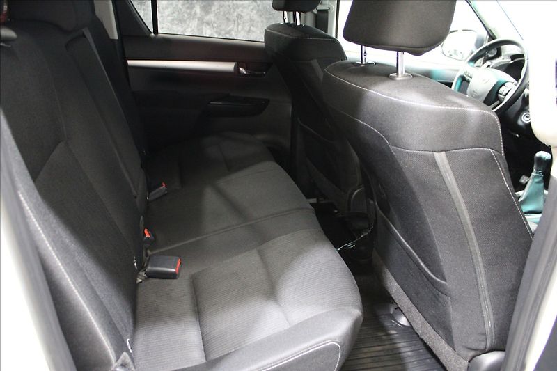 Toyota Hilux 2,4 D-4D 150 4x4 1.majitel, CZ - fotka 12 z 33