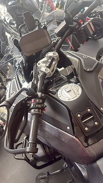 BMW R 1300 GS Adventure (2026) TRIPLE BLACK - fotka 4 z 5