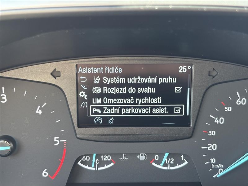 Ford Focus 1,5 EcoBlue Trend 70kW - fotka 25 z 36
