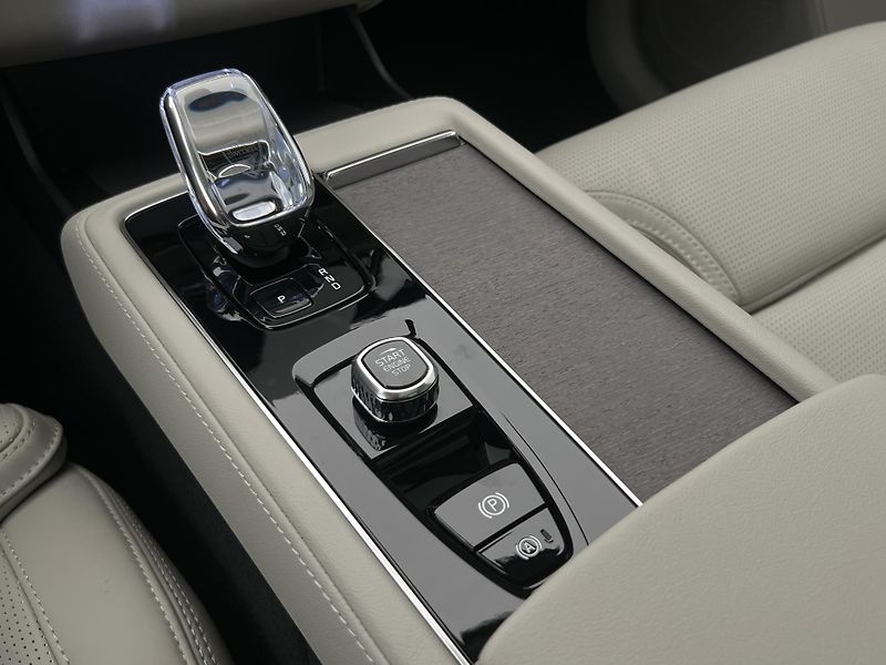 Volvo XC90 (2026) T8 AWD RECHARGE ULTRA BRIGHT - fotka 33 z 50