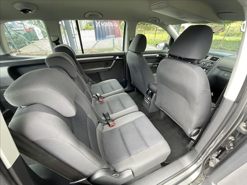 Volkswagen Touran 1,6 TDi  Navigace,Climatronic - fotka 33 z 49