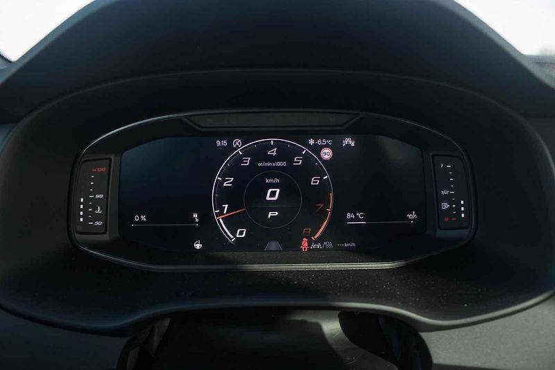 Zvenčí má sportovní šmrnc a sexy detaily, uvnitř však Cupra Ateca neopustila praktičnost rodinného SUV.