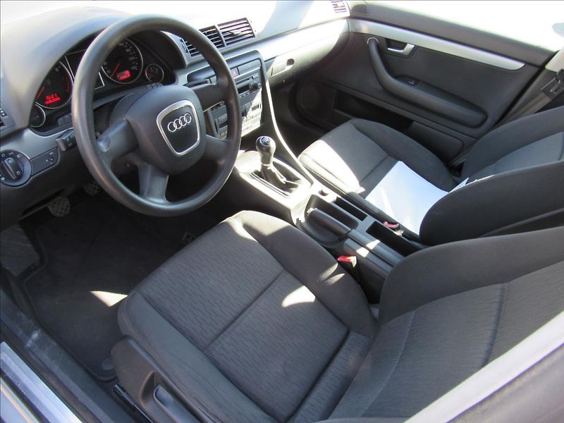Audi A4 1,6 i 75kW Sedan - fotka 9 z 29