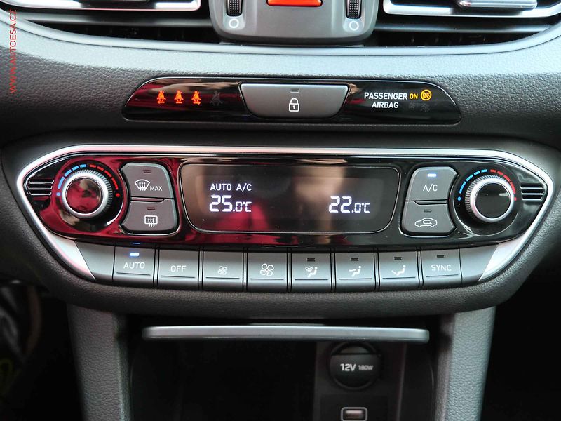 Hyundai i30 (2023) 1.5 T-GDi, 1.maj,ČR, Smart - fotka 15 z 19