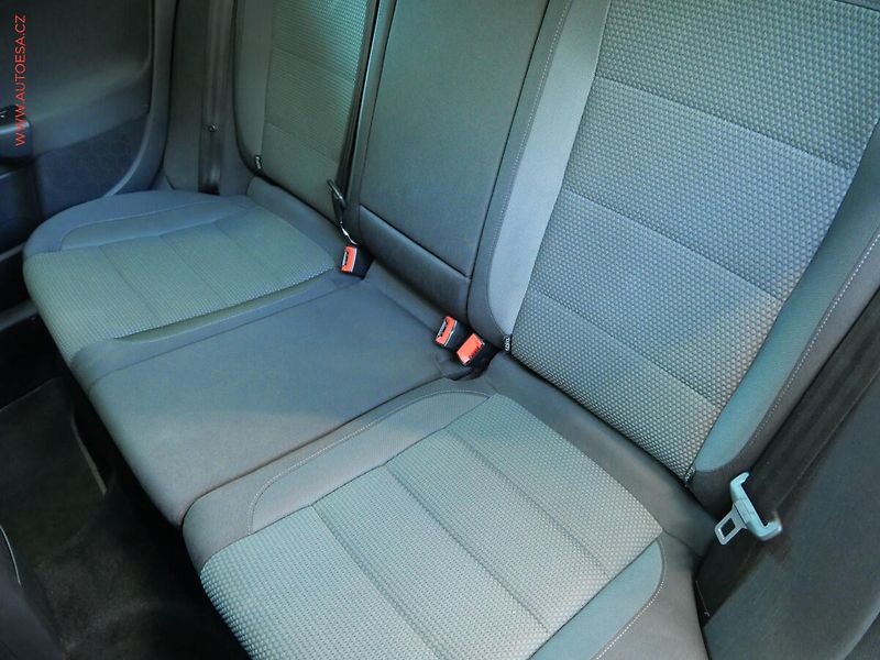 Volkswagen Golf (2011) 1.6 TDi, AC, park.asist - fotka 10 z 17