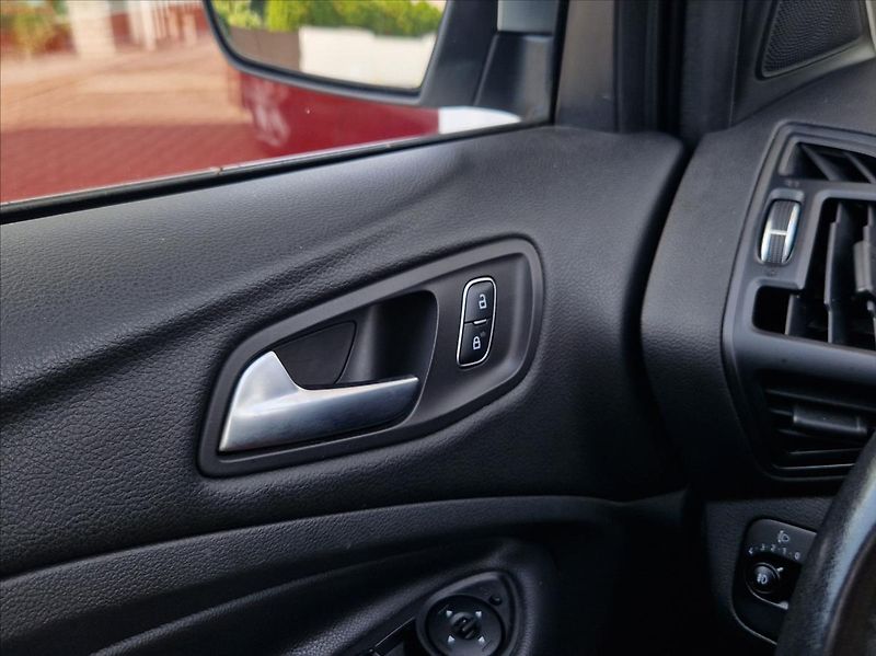 Ford Kuga 1,5 i EB 88kW AC VÝHŘEV NOVSTK - fotka 35 z 36