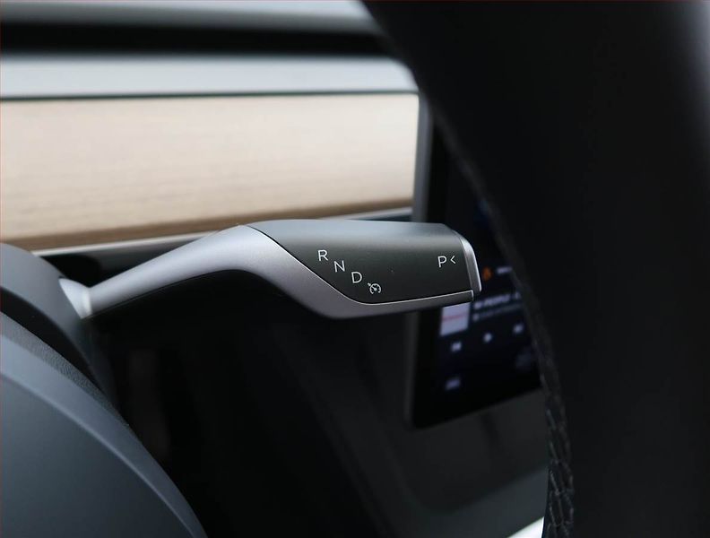 Tesla Model Y (2024) Standard LFP 64kWh, digi klima - fotka 12 z 33