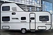 Patrový karavan Skyloft s terasou.