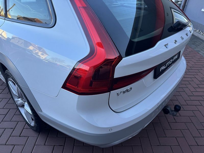 Volvo V90 (2018) 2.0D AWD Ocean Race LED - fotka 39 z 46