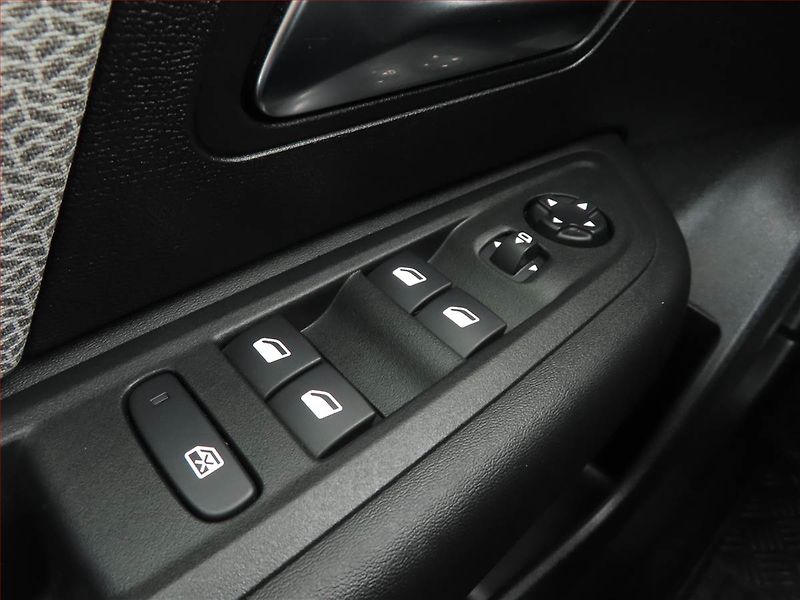 Citroën C4 X (2023) Feel Pack 1.2 PureTech - fotka 15 z 15