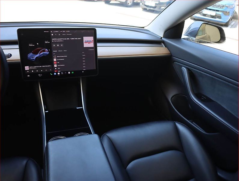 Tesla Model 3 (2019) Std Range Plus 52kWh - fotka 8 z 24