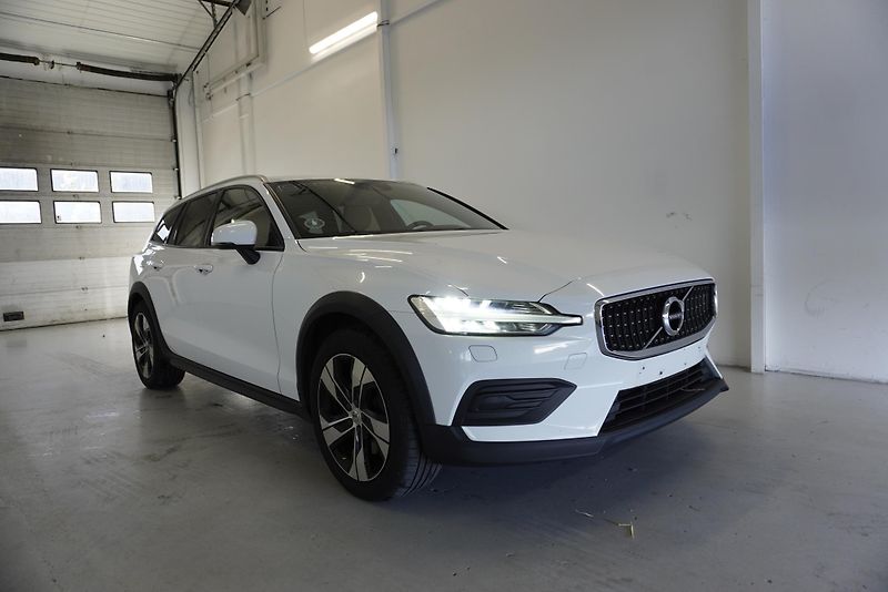 Volvo V60 (2019) CROSS COUNTRY 2,0 D4 AWD AUT. - fotka 3 z 33