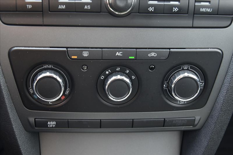 Škoda Octavia 1.4 MPI 80 TKM 1.MAJITEL ČR - fotka 14 z 18