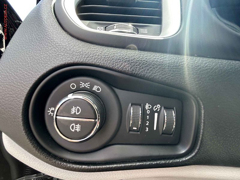 Jeep Renegade (2020) 1.0 T-GDi, autoAC, temp - fotka 13 z 17