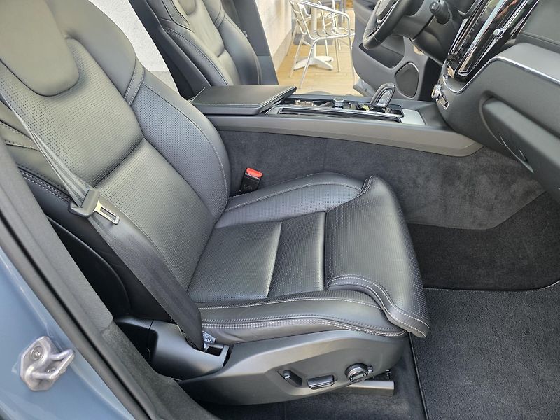 Volvo XC60 2.0 D R-Designe Bowers&Wilkins - fotka 25 z 34