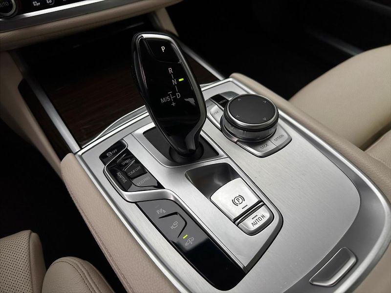 BMW Řada 7 4,4 750i xDrive 390 kW DPH - fotka 38 z 40