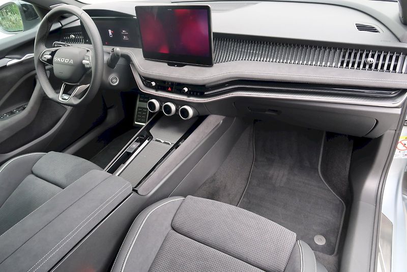 Škoda Superb (2025) Combi SportLine 1,5 TSI 150 kW - fotka 6 z 33