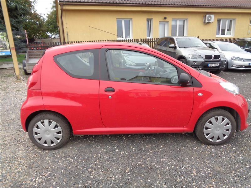 Peugeot 107 1,0 - fotka 7 z 13