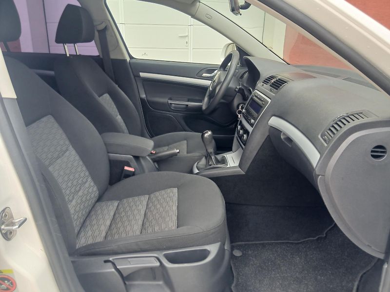 Škoda Octavia 1.6i KLIMA - fotka 17 z 32