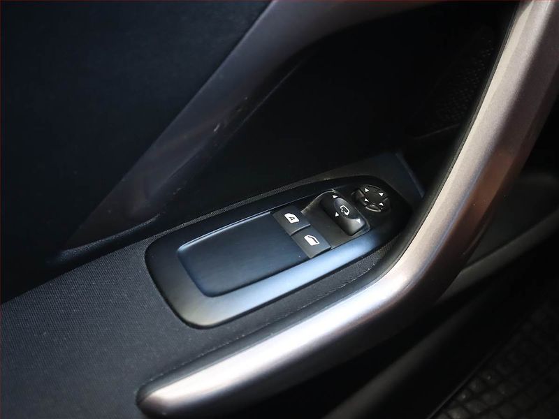 Peugeot 2008 (2016) 1.2 PureTech, Serv.kniha - fotka 16 z 17