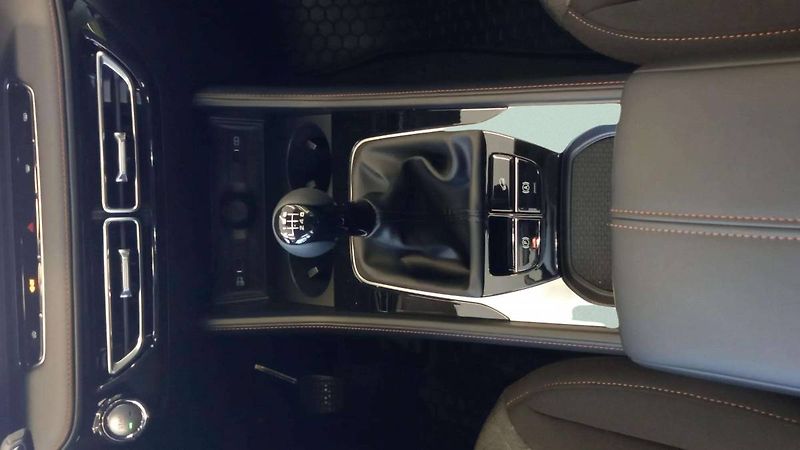 MG HS EMOTION 1.5T MT6 (125kW/170k) - fotka 17 z 18