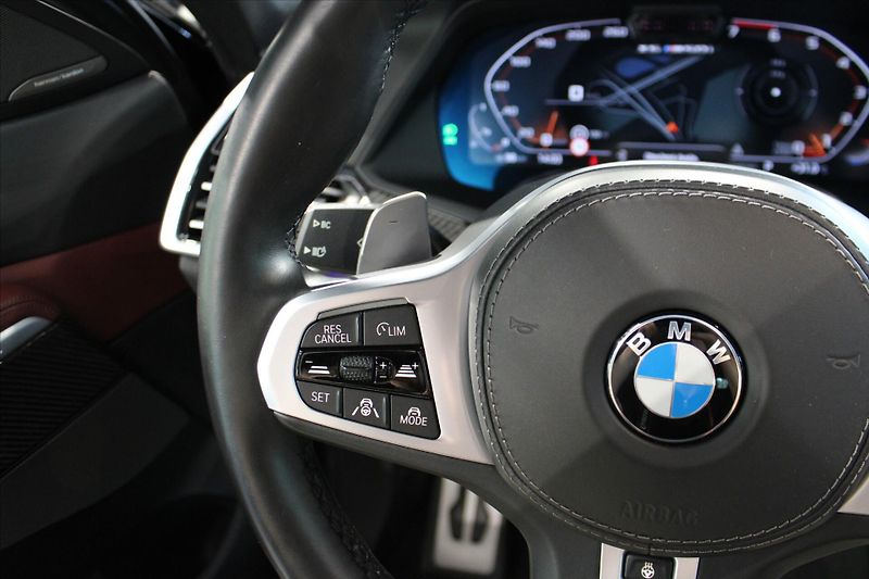 BMW X6 M50i xDrive adLED/360°/H&K - fotka 28 z 47