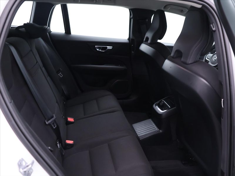 Volvo V60 2,0 B5 AWD Momentum Pro AT DPH - fotka 13 z 29