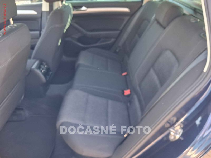 Volkswagen Passat (2015) 2.0 TDi, Comfortline, navi - fotka 10 z 18