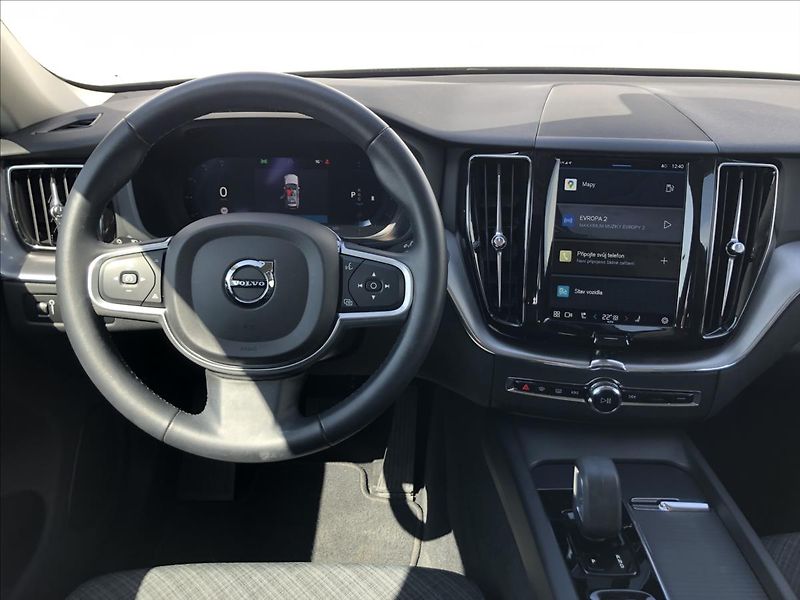 Volvo XC60 2,0 AWD MOMENTUM PRO  B4 - fotka 16 z 27