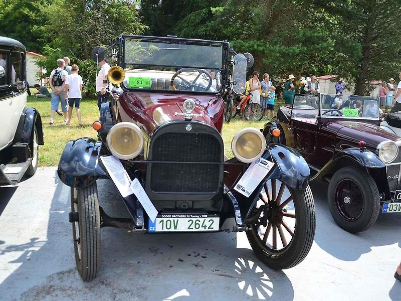 Přehlídka veteránů na Arnice v Mariánských Lázních. Sanitka Cadillac